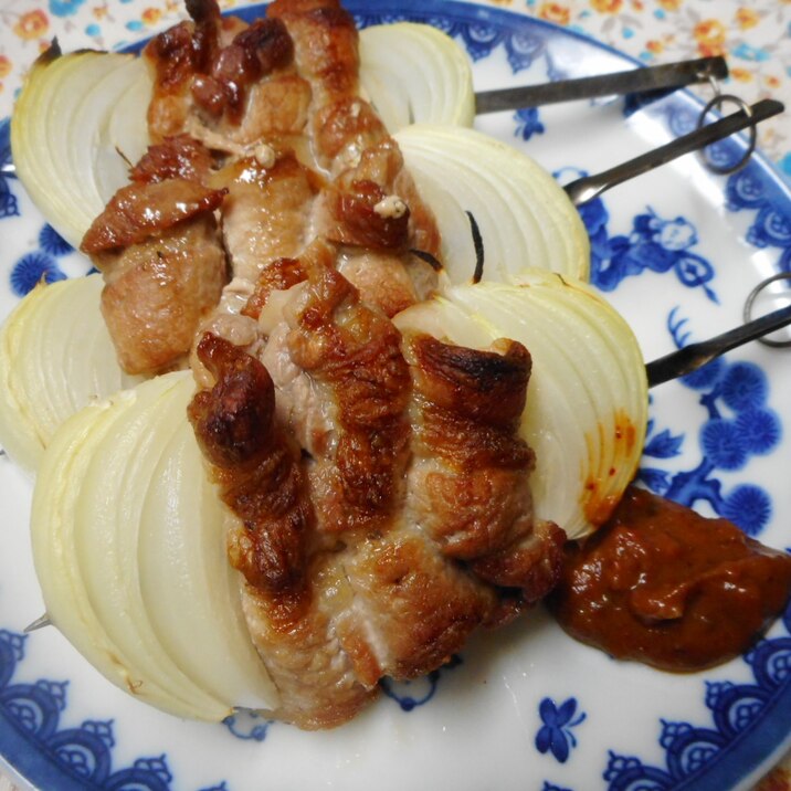 豚バラと玉ねぎの串焼き　ニンニク味噌添え